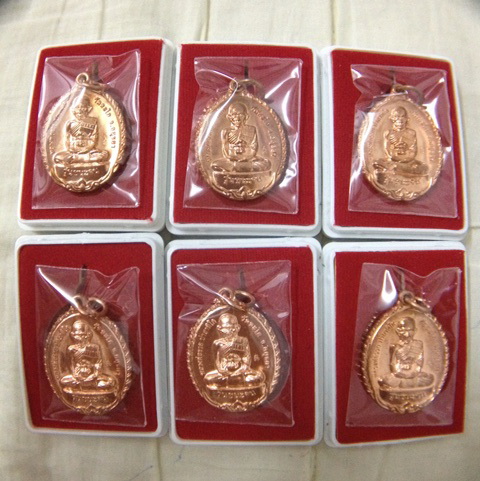 เหรียญหลวงพ่อรวย รุ่นชนะจน (ประสบการณ์ปืนแตก) 6 เหรียญเดิมๆ พร้อมกล่องครับ