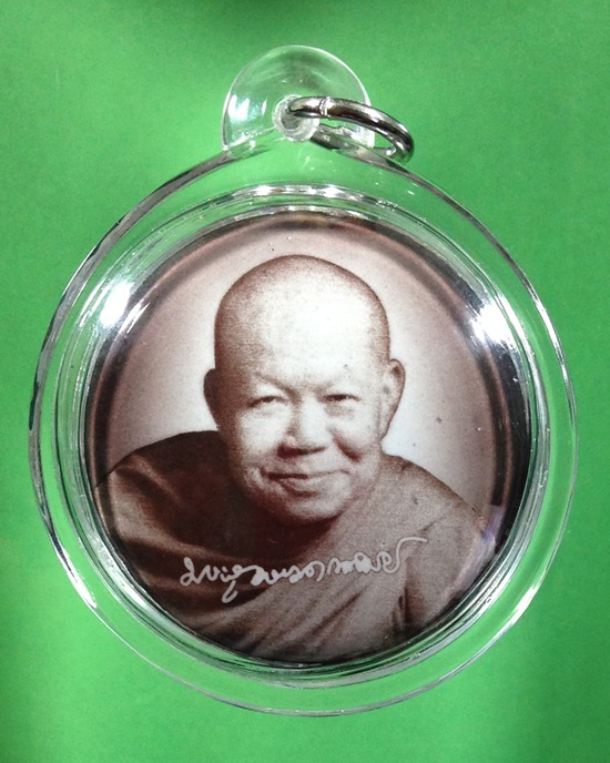 ล็อกเก็ตปี40 หลวงปู่เหรียญ จ.หนองคาย 3.5ซม. ติดเกศา,จีวร,พระธาตุ,แร่เสก,แผ่นเงิน,นาคปรก มอบอังคารธาต