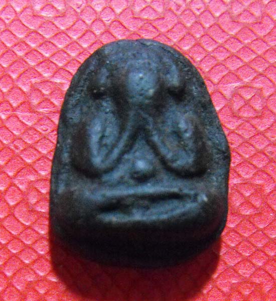 พระปิดตาหลังแบบ วัดป่า หลวงปู่เฮี้ยง ปี2505 จ.ชลบุรี