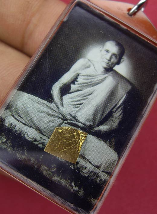 ภาพถ่ายขาวดำหลังยันต์บรมครู ย้อนยุคภาพถ่ายรุ่นแรก หลวงพ่อกวย ออกปี 2558 ดังมากขณะนี้..