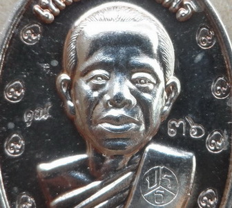 เหรียญหลวงพ่อคูณ เนื้อเงิน รุ่นคูณเทพประทานพร ปี2555โค๊ต9รอบ ครึ่งองค์ หลังแบบ หมายเลข36  แยกจากชุดก