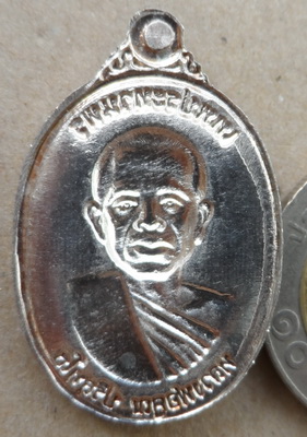 เหรียญหลวงพ่อคูณ เนื้อเงิน รุ่นคูณเทพประทานพร ปี2555โค๊ต9รอบ ครึ่งองค์ หลังแบบ หมายเลข36  แยกจากชุดก