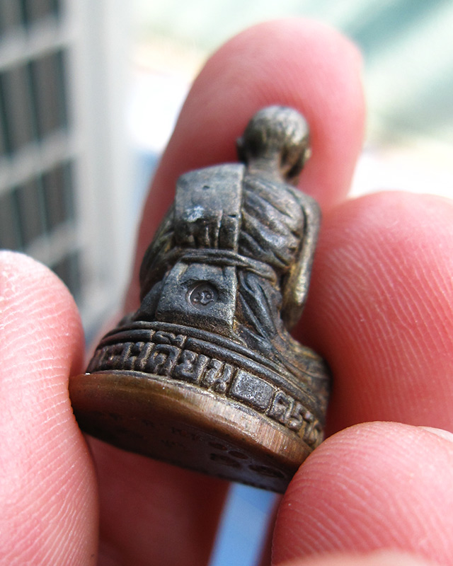 รูปหล่อครบ 7 รอบ ๘๔ ปี หลวงปู่บัว ถามโก เนื้อนวะก้นทองแดง หมายเลข ๒๘๗๒ พร้อมกล่องเดิมจากวัด