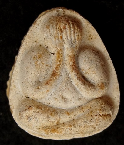 พระปิดตามหาเสน่ห์ หลังยันต์พุทโธ เนื้อเกสรนวลๆ