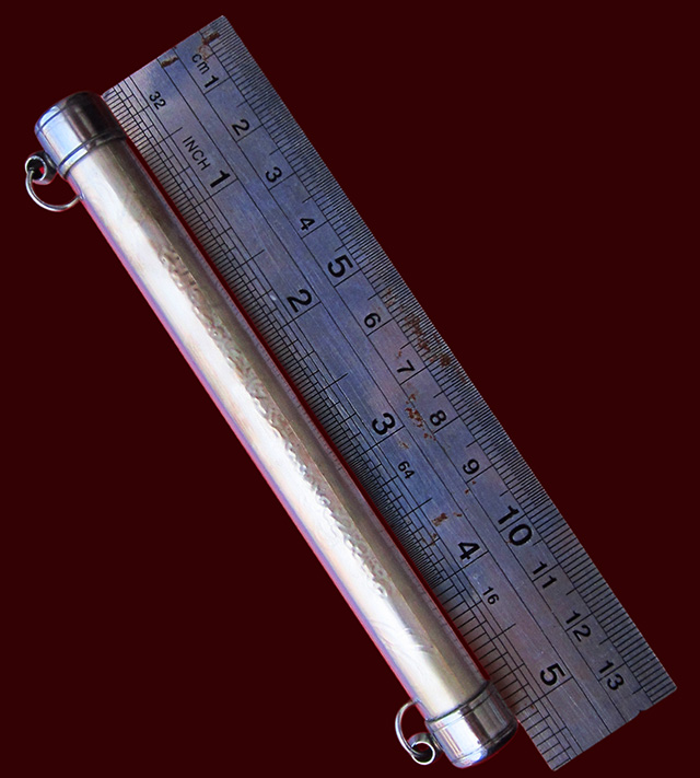 ตะกรุดเงิน ยาว ๕ นิ้ว หลวงปู่บัว ถามโก วัดศรีบุรพาราม จ.ตราด ปั๊มยันต์โสฬสมหามงคล ตอกโค๊ด ๓ ตัว