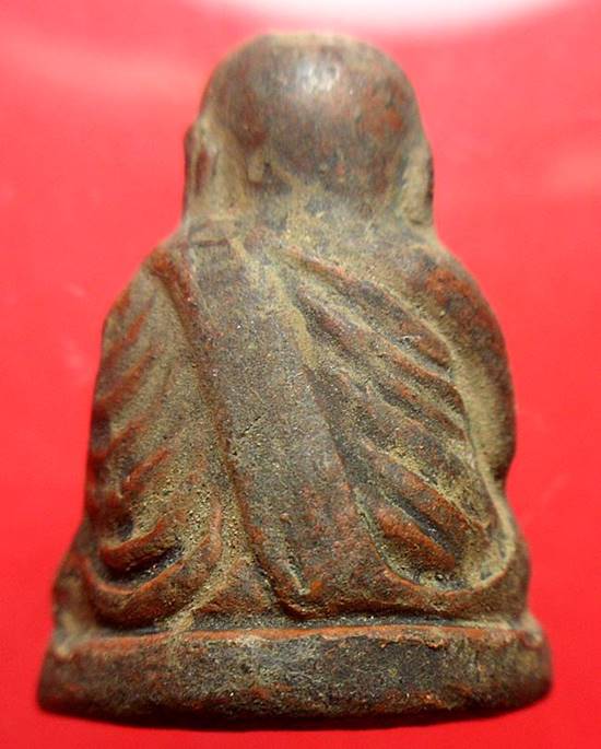 รูปเหมือนหลวงพ่อเงิน วัดบางคลาน จ.พิจิตร พิมพ์"มะอะอุ" เนื้อดิน โค๊ต(นะ)สังฆาฏิ ใต้ฐานอุดผงพุทธคุณ