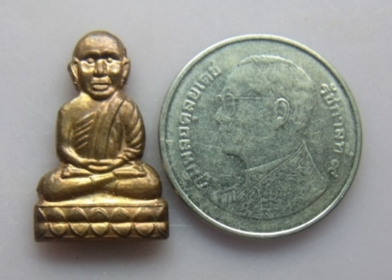 **วัดใจ**เหรียญหัวโตตัดชิดหลังเรียบ หลวงปู่ทวด  หลวงพ่อเขียว วัดห้วยเงาะ งานวันเกิด 81 ปี  ปี 2552**