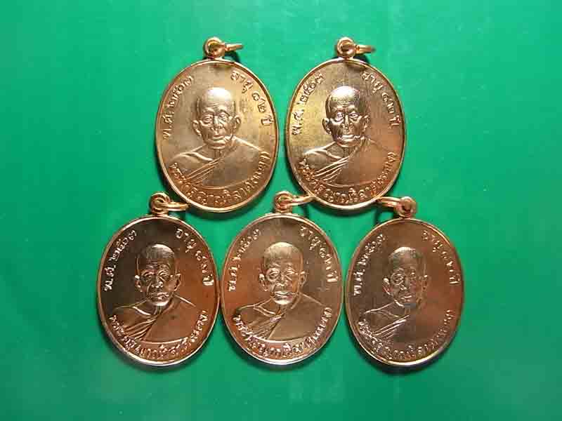 *** วัดใจ เคาะเดียว 5 องค์ เหรียญหลวงพ่อแดง เสาร์5 เดือน5 เนื้อทองแดงผิวไฟ ปี 2534 จ.เพชรบุรี *** (ม