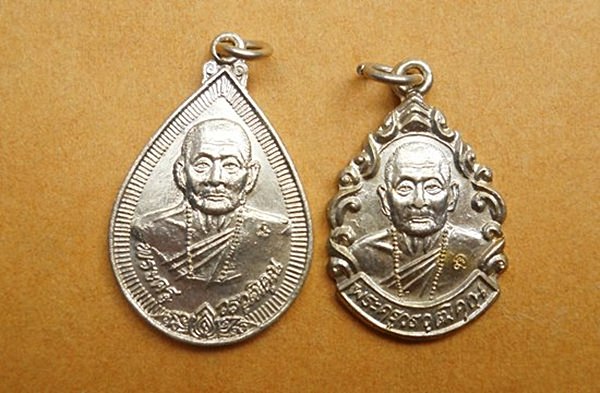 เหรียญสุขใจ + เหรียญโชคดี ครูบาอิน อินโท วัดฟ้าหลั่ง เนื้ออัลปาก้า ทั้งสองเหรียญ