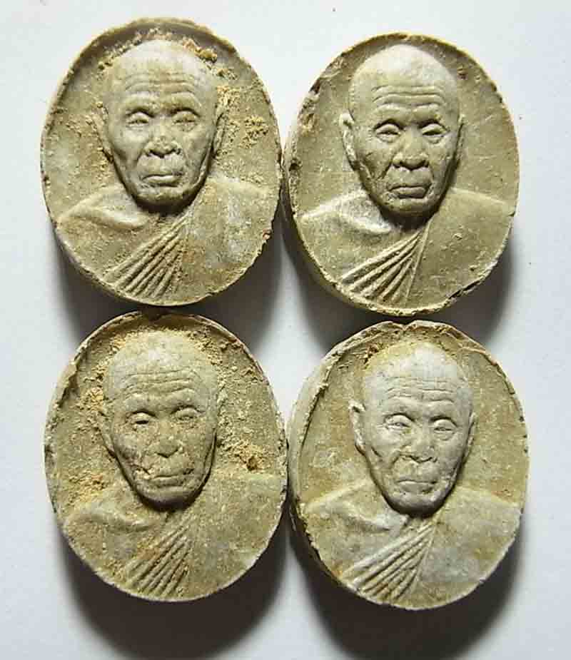 เคาะเดียว 4 องค์ พระผงเม็ดกระดุม หลวงปู่แผ้ว ออกวัดกำแพงแสน จ.นครปฐม (มีภาพบัตรประกอบการพิจารณาครับ)