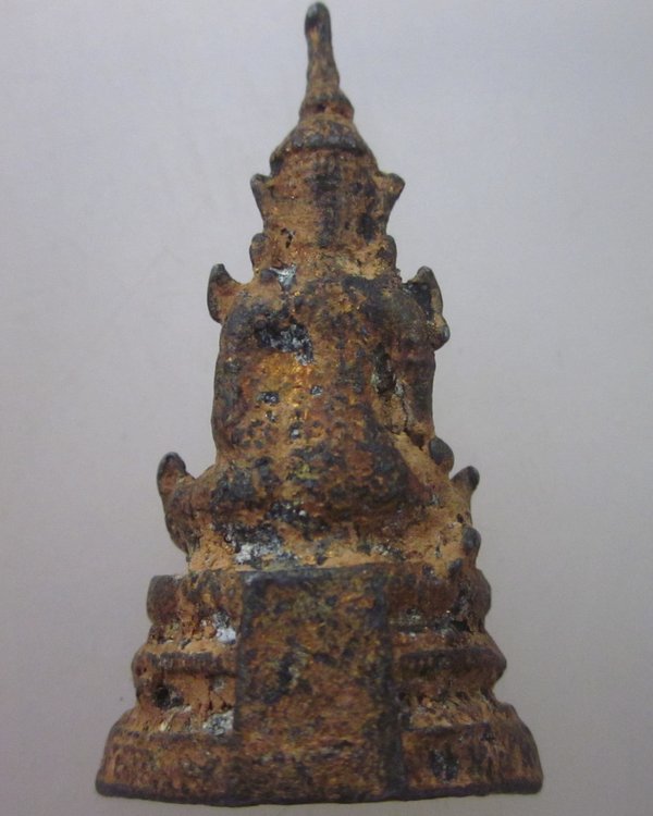 พระแก้บนศิลปรัตนะ ปิดทอง บรรจุกรุ (ฐาน 2 ซ ม)  เนื้อตะกั่ว  หายากครับ
