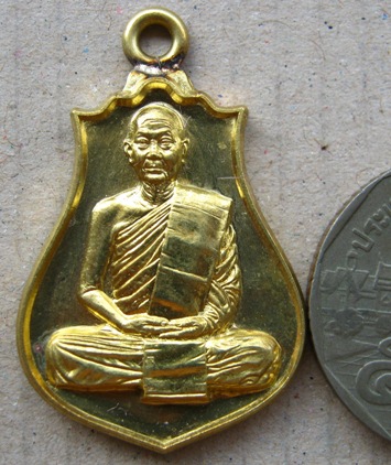 เหรียญตัดชิดห่วงเชื่อม หลวงปู่จื่อ"สมบูรณ์ทรัพย์"เนื้อปลอกลูกปืน หมายเลข359 แยกจากชุดกรรมการเหรียญเส