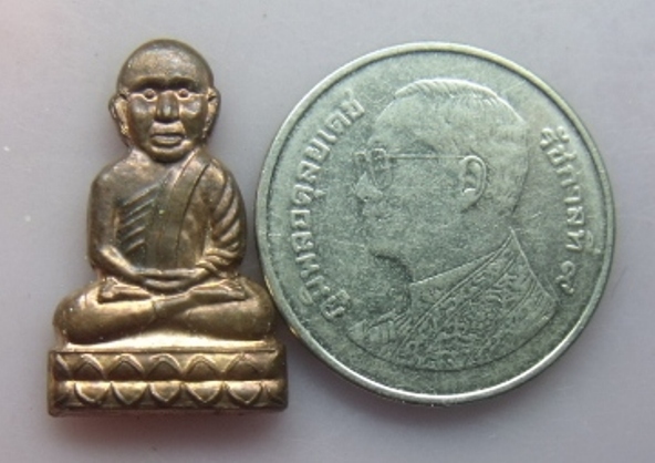 **วัดใจ**เหรียญหัวโตตัดชิดหลังเรียบ หลวงปู่ทวด หลวงพ่อเขียว วัดห้วยเงาะ งานวันเกิด 81 ปี ปี 2552**