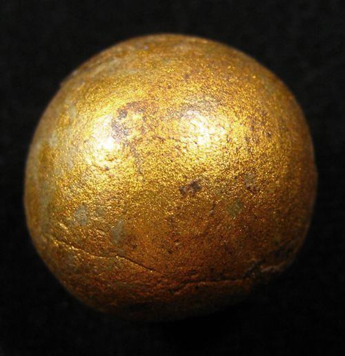 ลูกอมบรอนซ์ทอง เนื้อหามวลสารดี ผิวเดิม ๆ ขนาดประมาณ 1.8 เซนติเมตร