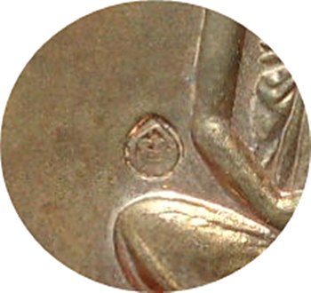 เหรียญรูปไข่ รุ่นเมตตา เนื้อนวะโลหะ หลวงปู่ม่น วัดเนินตามาก ตอกโค๊ดหมายเลย 3941จ.ชลบุรีปี พ.ศ.2537