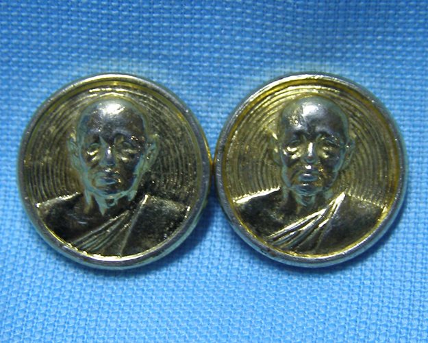 เหรียญกลมเล็กกะไหล่ทอง ปี32-35 หลวงพ่อแพ วัดพิกุลทอง จ.สิงห์บุรี (2เหรียญ)