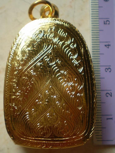 ตลับเงินแกะลาย  ชุบทอบงแท้ ใส่พระเปิม   เนื้อดิน  เคาะเดียว 