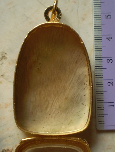 ตลับเงินแกะลาย  ชุบทอบงแท้ ใส่พระเปิม   เนื้อดิน  เคาะเดียว 