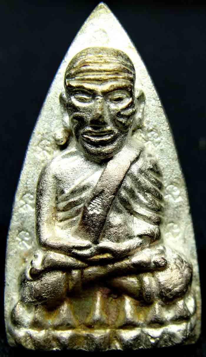 หลวงปู่ทวด หลังเตารีด 8 โค๊ตหลังลายเซนต์ เนื้อนวโลหะแก่เงิน หมายเลข 1187สมเด็จพระญาณสังวร สมเด็จพระส