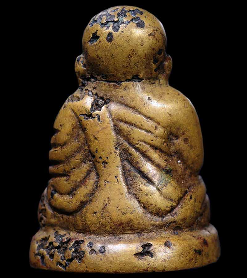 หลวงพ่อเงิน  วัดบางคลาน เนื้อทองผสม สีออกเหลืองอมเขียว ออกวัดห้วยเขน   อ.บางมูลนาก จ.พิจิตร ปี ๒๔๕๖ 