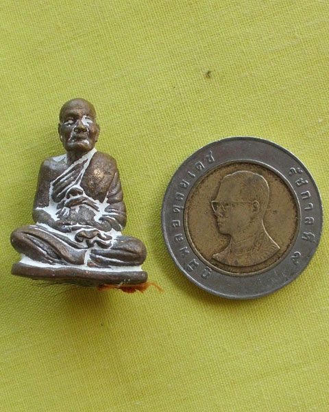 รูปเหมือน ล.ป.อ่อง เนื้อชนวนโลหะศักดิ์สิทธิ์อุดผงพุทธคุณ ๑๐๘ หมายเลข 19 "รุ่นมหาโภคทรัพย์กลับดวง