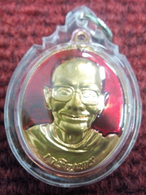 เหรียญเจริญพรล่าง หลวงพ่อจรัญ วัดอัมพวันเนื้อทองแดงลงยาสีแดง เลี่ยมกันน้ำพร้อมใช้