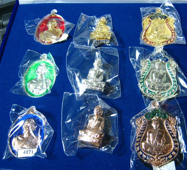 หลวงพ่อคูณ รุ่น ปฏิหาริย์ EOD ชุดของขวัญ 1 ชุด 9 องค์ กะหลั่ยสวย ๆ  ครบสูตร เคาะแรก 4171 ไม่แกะซีล