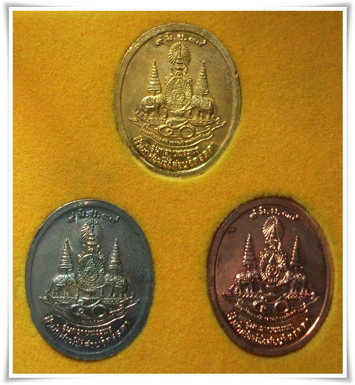 ลป.เหรียญ  " ชุดถวายพระพร "  ...  เคาะเดียว  299.-
