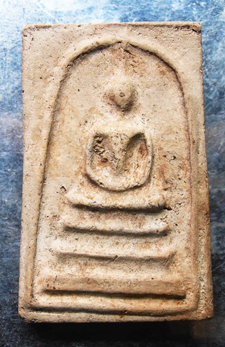 หลวงปู่ลำภูเกศเอียงทะลุซุ้มสวยๆครับ