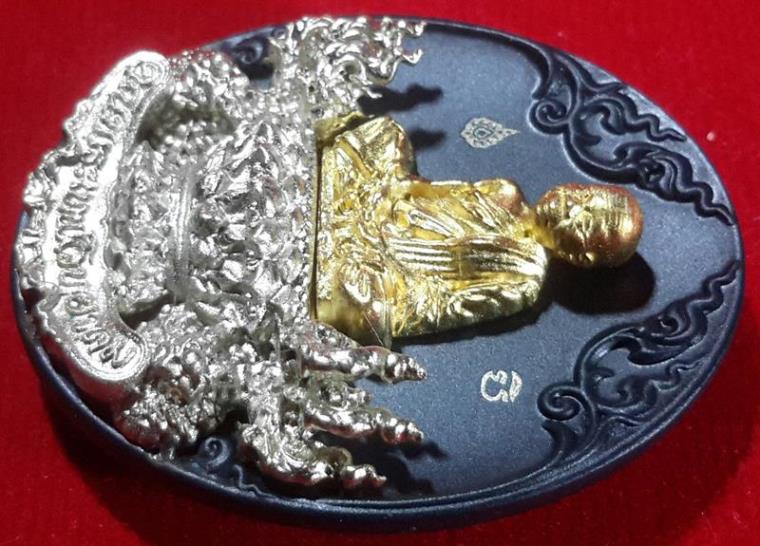 เหรียญ "คุณพระเทพวิทยาคม" หล่อฉลุ ๕ ชิ้น เนื้อไวท์บราส องค์ทอง พื้นเขียว หมายเลข ๑๒