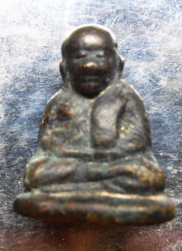 หลวงพ่อเงินเศียรโตนิยมรุ่นปืนแตกพร้อมกล่องสวยๆครับ