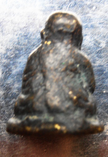 หลวงพ่อเงินเศียรโตนิยมรุ่นปืนแตกพร้อมกล่องสวยๆครับ