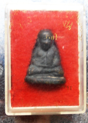 หลวงพ่อเงินเศียรโตนิยมรุ่นปืนแตกพร้อมกล่องสวยๆครับ