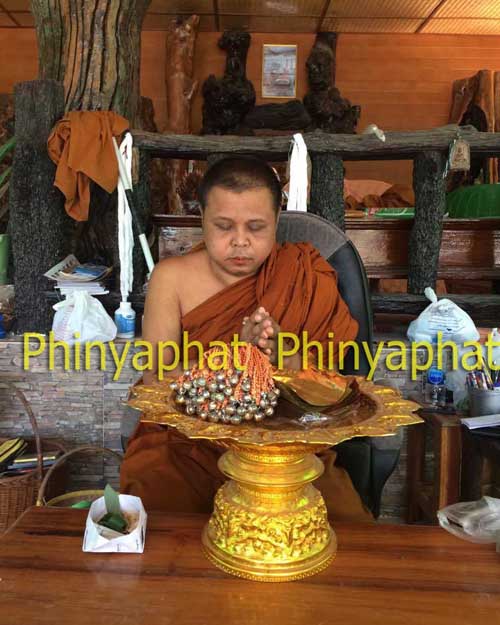 //คืนกำไร//ลูกอมน้องแมว(ด้านในบรรจุรกแมว+คลั่งพุทธา+ขี้ผึ้งเกาะตาพระพุทธ+ปิดทองคำเปลว) ครูบาสิน2