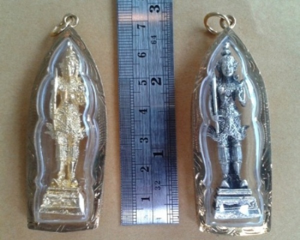 "เคาะเดียวครับ" พระสยามเทวาธิราชกะไหล่ทอง + กะไหล่เงิน เลี่ยมกรอบทองไมครอน 