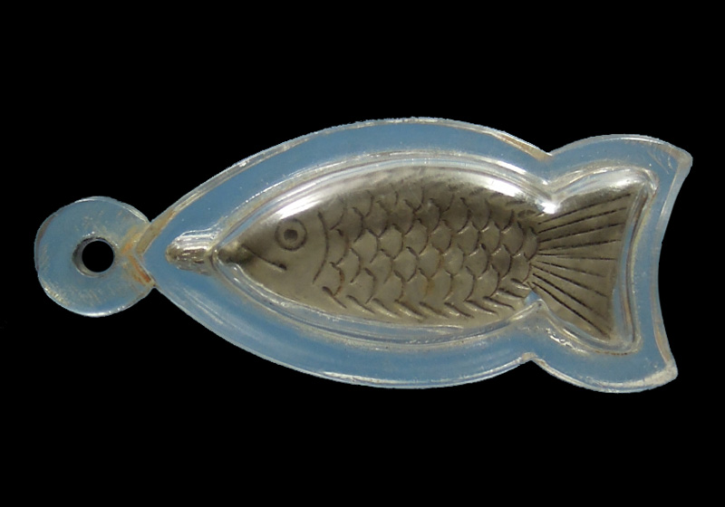 ปลาตะเพียนเงิน เนื้อเงิน เชื่อมหูเหรียญด้วยเงิน ศิลปะแบบตอกลาย เก่าไม่ทราบสำนัก บางท่านว่าเป็นหลวงพ่