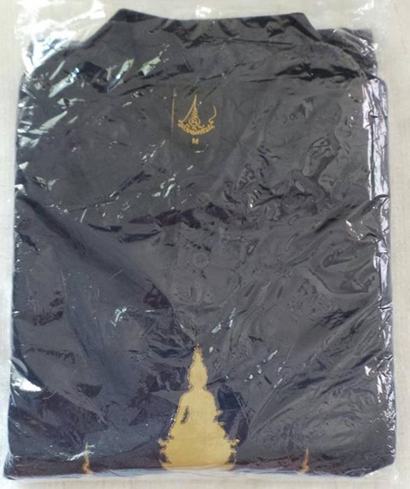 เสื้อชมรม ใหม่ๆ อยู่ในถุงเบอร์ M