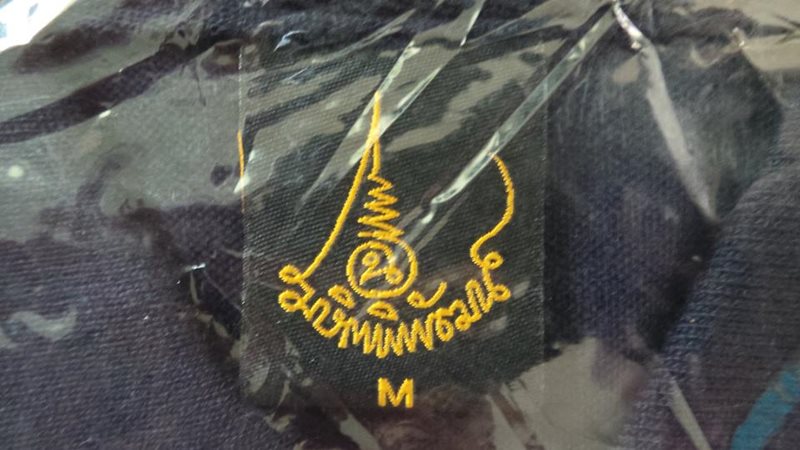 เสื้อชมรม ใหม่ๆ อยู่ในถุงเบอร์ M
