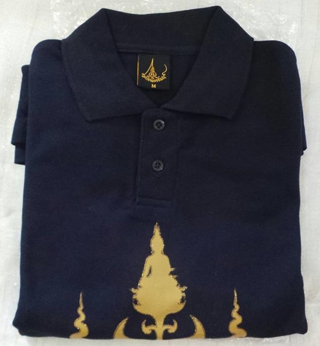 เสื้อชมรม ใหม่ๆ อยู่ในถุงเบอร์ M