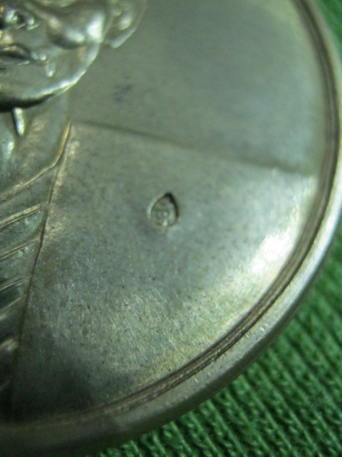 เหรียญบาตรน้ำมนต์หลวงปู่คำพันธ์ วัดธาตุมหาชัย นครพนม เนื้อฝาบาตร ปี36