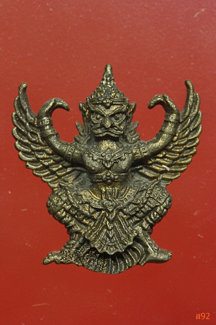 พญาครุฑ คุ้มภัย คุ้มทรัพย์ เจริญลาภ ปลุกเสกวัดพระแก้ว ปี 2540 กล่องเดิม...../2