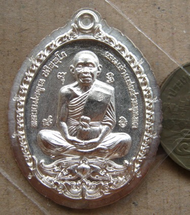 เหรียญ"เปิดโลก"หลวงพ่อคูณ วัดบ้านไร่ ปี2557 ชุดนำฤกษ์ไม่ตัดปีกโค๊ต ๙ รอบ"เนื้อเงิน"หมายเลข144