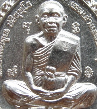 เหรียญ"เปิดโลก"หลวงพ่อคูณ วัดบ้านไร่ ปี2557 ชุดนำฤกษ์ไม่ตัดปีกโค๊ต ๙ รอบ"เนื้อเงิน"หมายเลข144