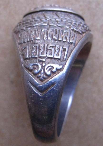 แหวนหลวงปู่ชื้น วัดญาณเสน จ.อยุธยา ปี2537 เนื้อเงิน ฝังพลอย มีรอยจาร