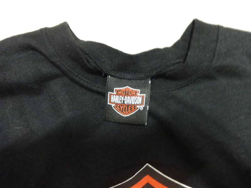 เสื้อ HARLEY DAVIDSON แท้มือสองสภาพเนี๊ยบ ขนาดSIZE M แต่คนใส่ SIZE L ก็พอใส่ได้ครับ
