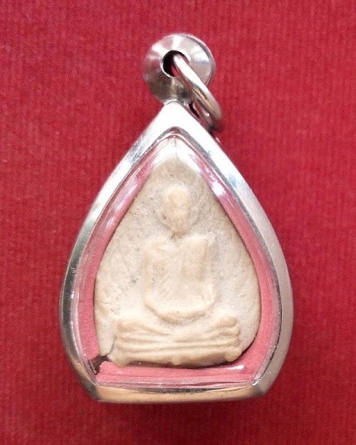 พระผงรูปเหมือนใบโพธิ์ เสาร์ห้ายันต์ตรี หลวงปู่โต๊ะ วัดประดู่ฉีมพลี ปี 2523