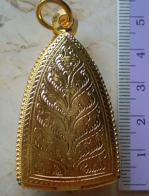 ตลับเงิน แกะลาย ปิดหลัง  ล้อมเพชร ชุบทองแท้ ใส่ ลป ทวด หลังเตารีดใหญ่ เคาะเดียว 