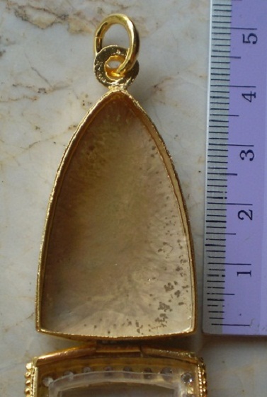 ตลับเงิน แกะลาย ปิดหลัง  ล้อมเพชร ชุบทองแท้ ใส่ ลป ทวด หลังเตารีดใหญ่ เคาะเดียว 