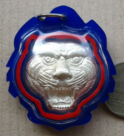 เหรียญหน้าเสือหลวงปู่คำบุ วัดกุดชมพู จ.อุบลราชธานี ปี2554 เนื้อนวะกะไหล่เงิน หลังจีวรฝังตะกรุด ตอกโค