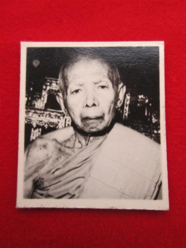 รูปถ่ายขาว-ดำ หลวงปู่ทิม อิสริโก หลังปั๊มยันต์ห้า